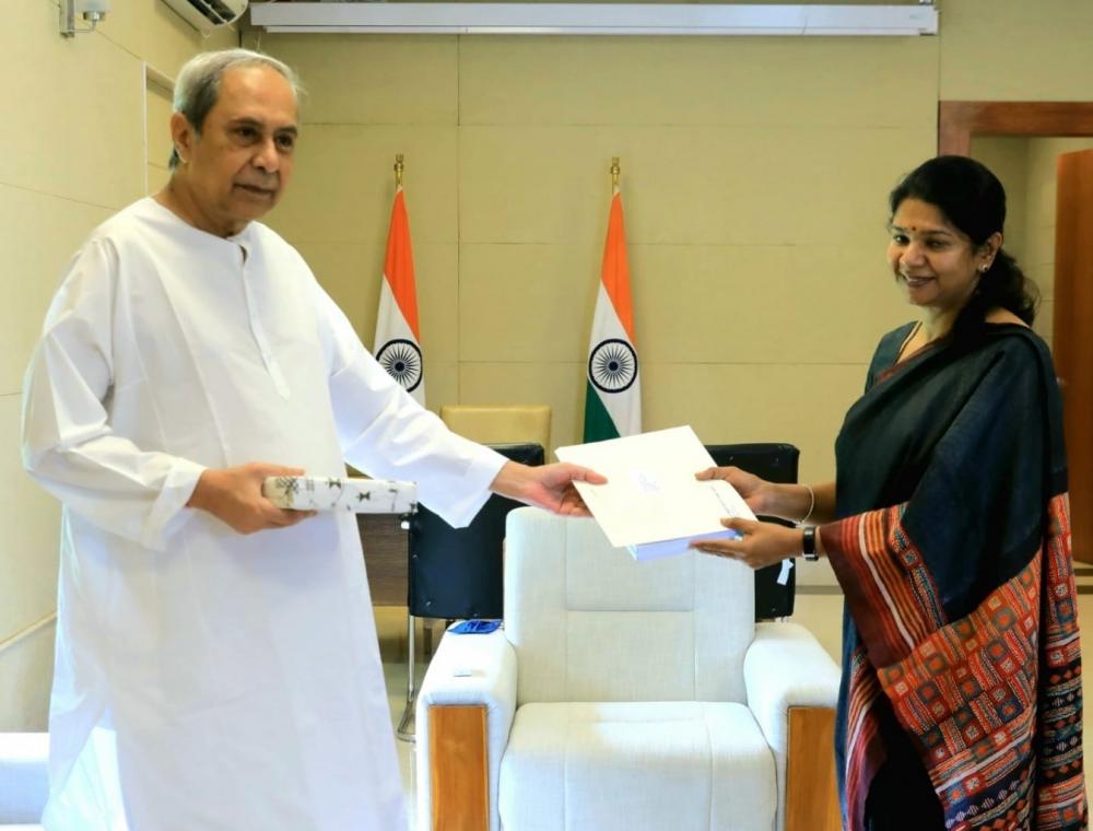 The Weekend Leader - Kanimozhi meets Odisha CM, hands over Stalin's letter on NEET
